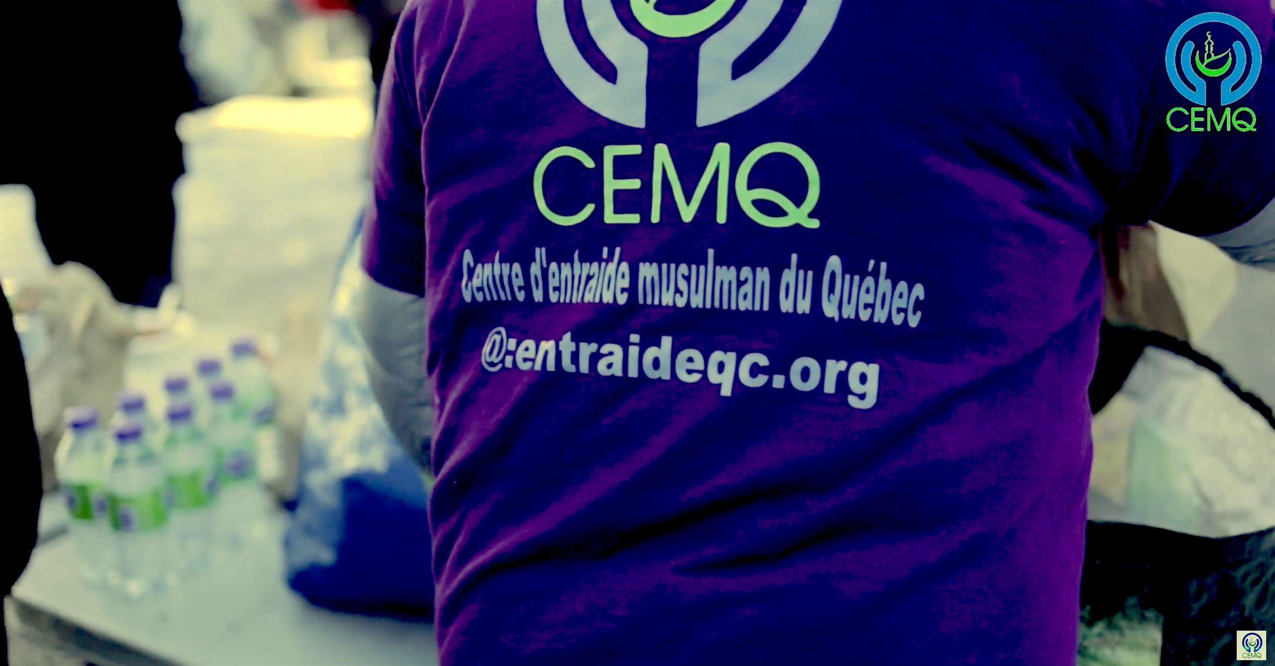 Bénévole du CEMQ portant le chandail du Centre d'entraide musulman du Québec